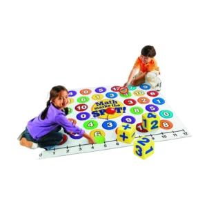 Djeca igraju Izračunaj potez s brojevima i simbolima Bacanje kocki i traženje rješenja na šarenoj podlozi Razvijanje grube motorike i predmatematičkih vještina Timska igra i suradnja kroz pokret i matematiku Djeca uče boje, brojeve i osnovne matematičke pojmove kroz igru