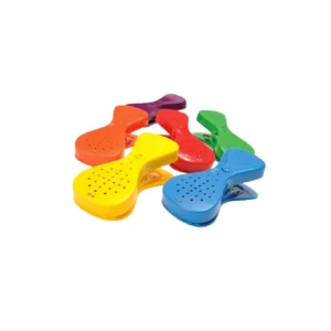 Štipaljke pričalice – set od 6 šarenih govornih štipaljki za djecu 3+ Djeca koriste štipaljke pričalice za snimanje poruka i razvoj govora Razvoj govora i socijalnih vještina uz štipaljke pričalice – snimanje do 10 sekundi Set štipaljki pričalica u šest boja za učenje kroz igru i kreativnu zabavu Djeca pritiskom štipaljke reproduciraju poruke – edukativna igra